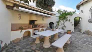 Zona exterior con barbacoa en Villa La Siesta Jávea