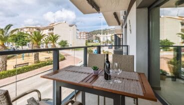 Balcón con zona de estar en residencial nuevo