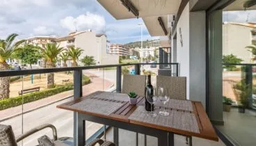 Balcón con zona de estar en residencial nuevo