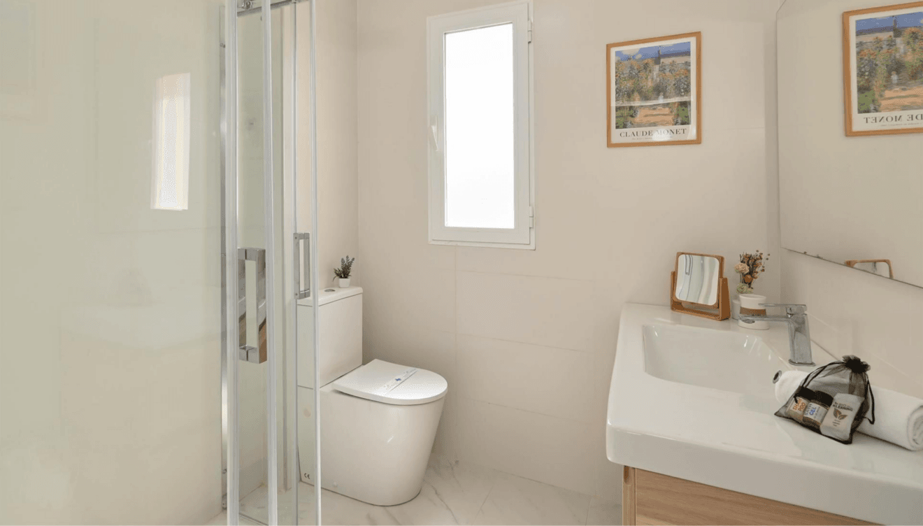 Baño amplio con ducha y diseño funcional en Casa Denimar Dénia