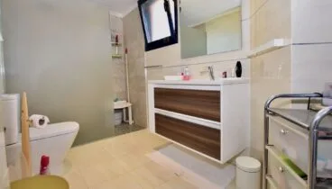 Baño principal con acabados contemporáneos