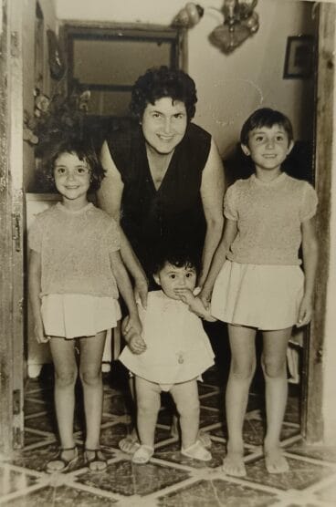 Cande madre con sus tres hijas