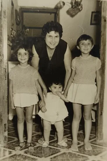 Cande madre con sus tres hijas