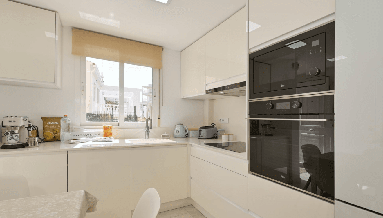 Cocina abierta moderna y funcional en Casa Denimar Dénia