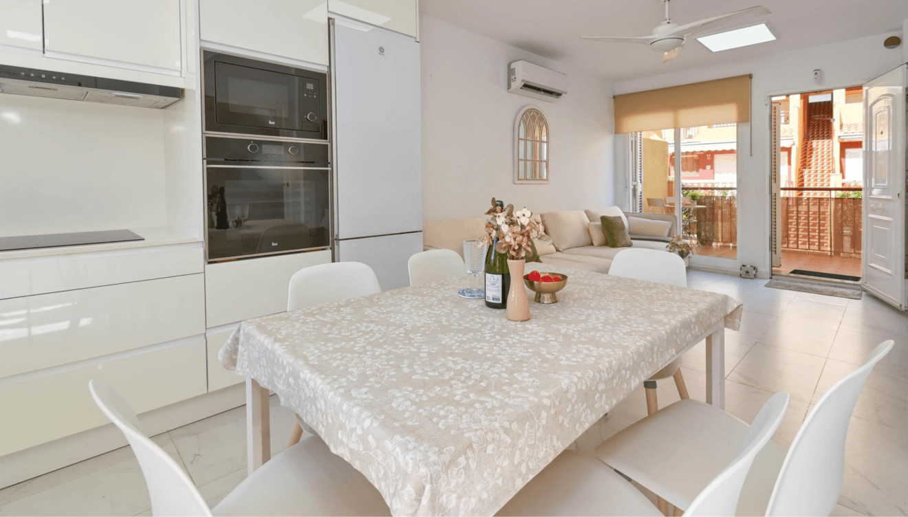 Cocina comedor luminosa y bien equipada en Casa Denimar Dénia