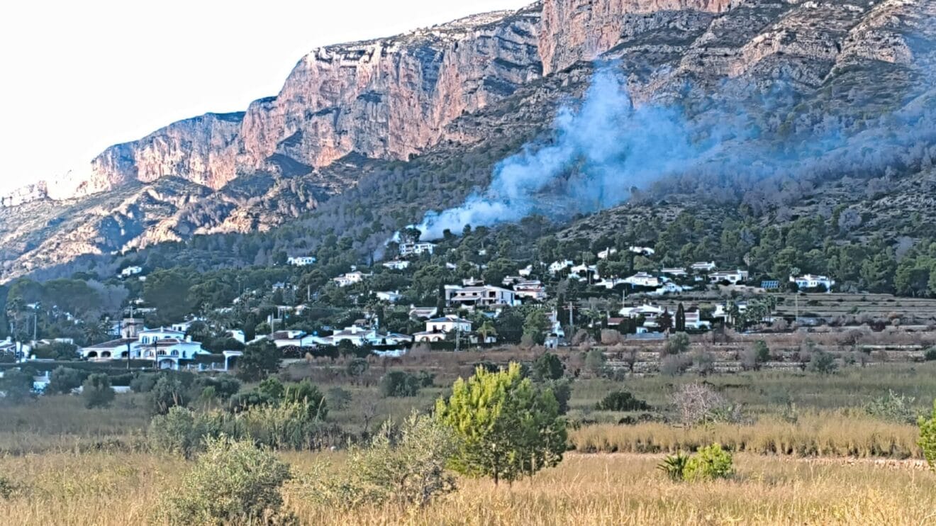 Columna de humo del incendio en el Montgó de Xàbia