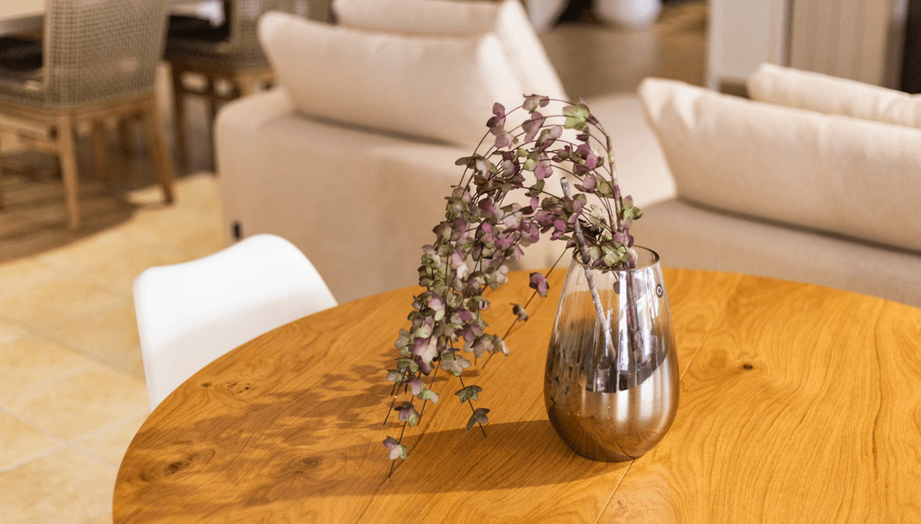 Decoración artesanal con cerámica y fibras que inspiran calma