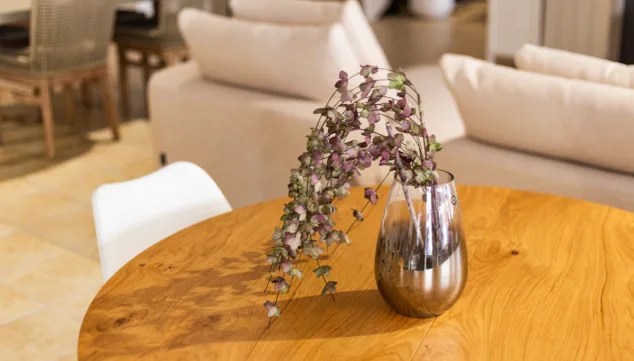 Imagen: Decoración artesanal con cerámica y fibras que inspiran calma