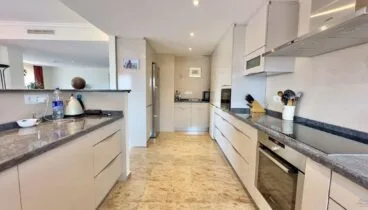 Detalle de cocina funcional y bien distribuida