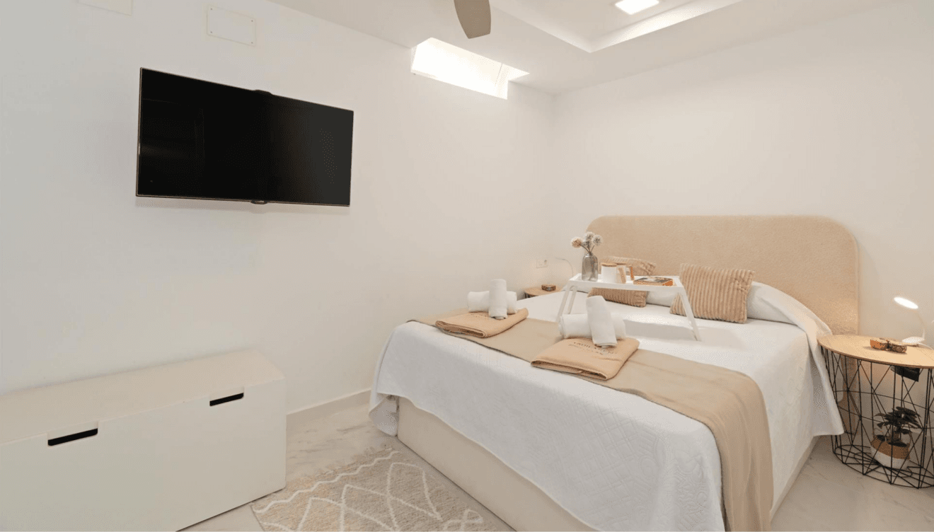 Dormitorio confortable con cama matrimonial en Casa Denimar Dénia