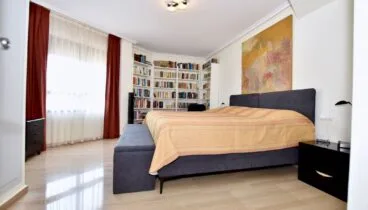 Dormitorio doble con luz natural y decoración neutra