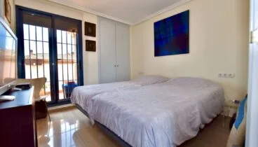 Dormitorio principal con baño en suite y armarios empotrados