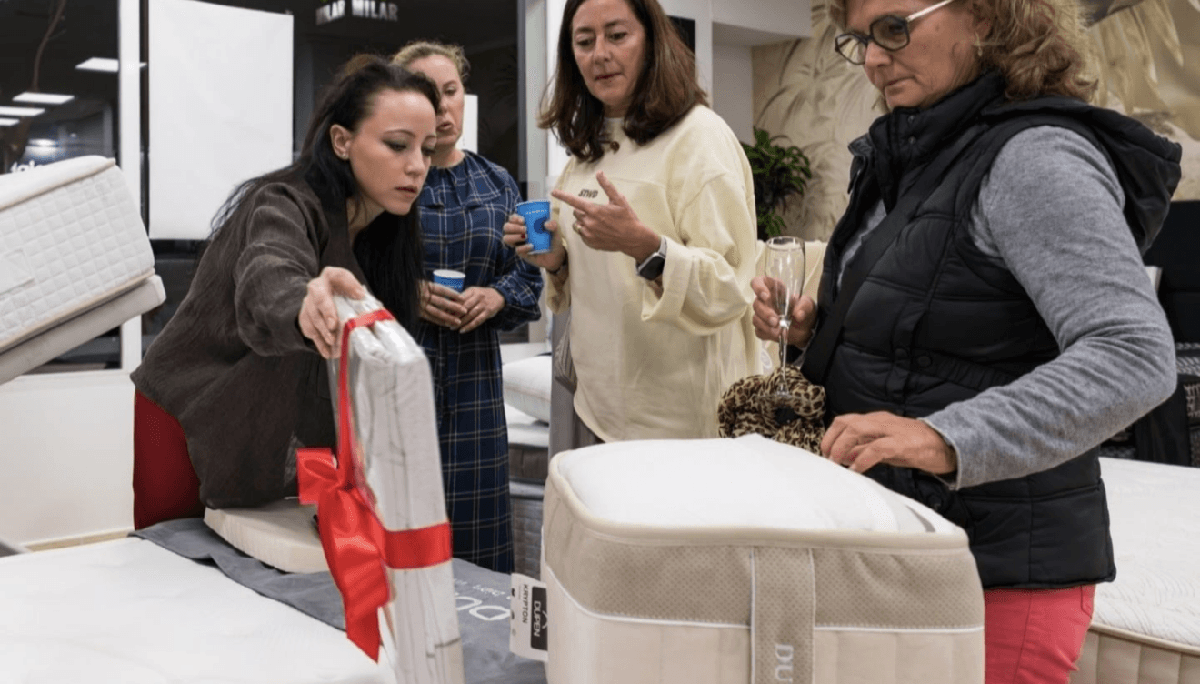 En su exposición, los visitantes pueden probar los colchones
