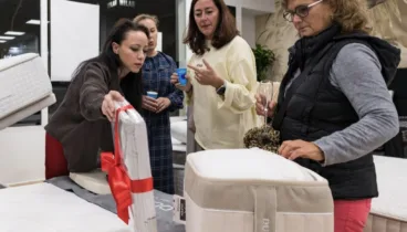 En su exposición, los visitantes pueden probar los colchones