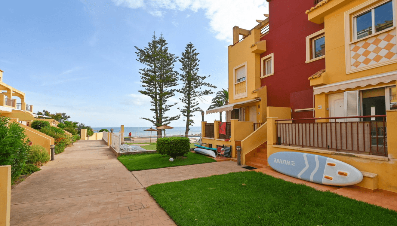 Espacio al aire libre para relajarse en Casa Denimar frente al Mediterráneo