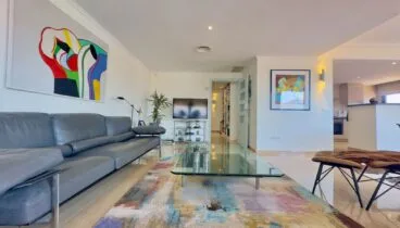 Espacioso salón con decoración moderna y acogedora