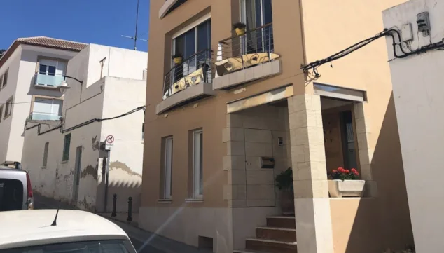 Imagen: Fachada de líneas modernas a pocos metros del puerto de Jávea