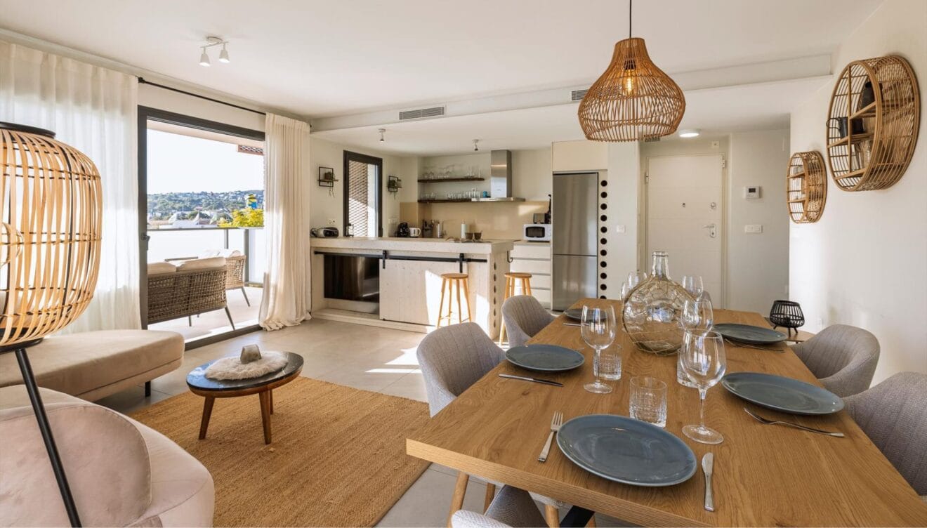 Interior moderno con cocina americana y luz natural