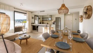 Interior moderno con cocina americana y luz natural