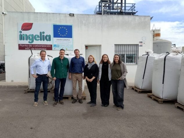 Imagen: Los concejales Juanjo García y Juanlu Cardona, durante su visita a la planta de biomasa de Ingelia en Náquera