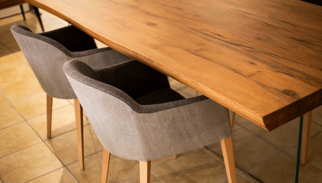 Mesa de madera natural que conecta con la tierra y la serenidad