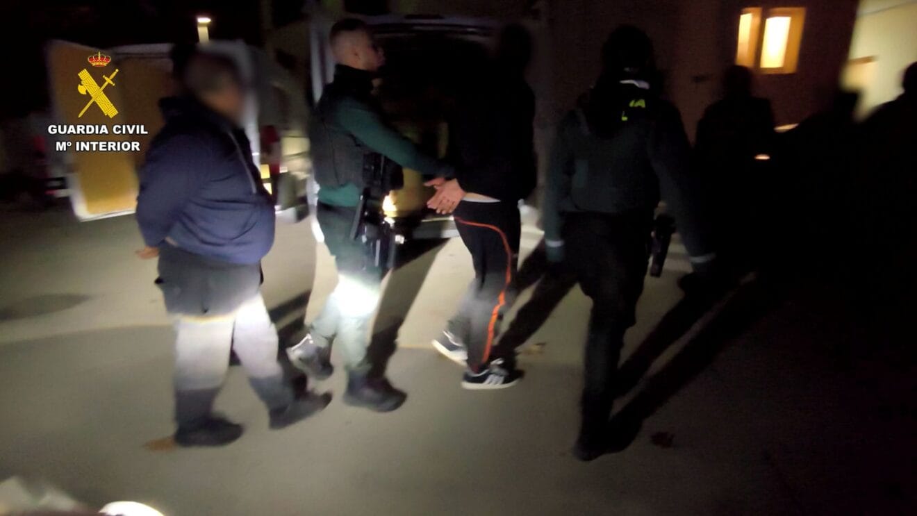 Momento de la detención de los presuntos narcotraficantes implicados en la operación «Maratón25»