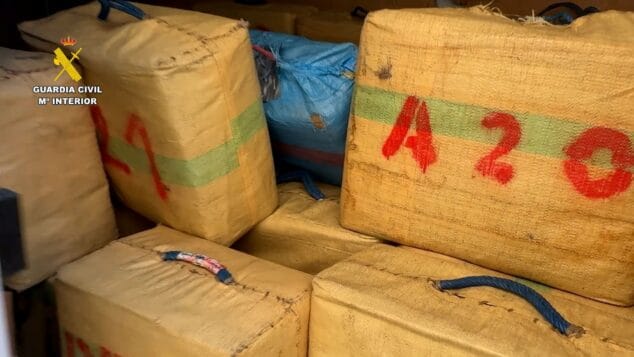 Imagen: Parte de los 4.200 kilos de hachís intervenidos por la Guardia Civil en la operación «Maratón25»