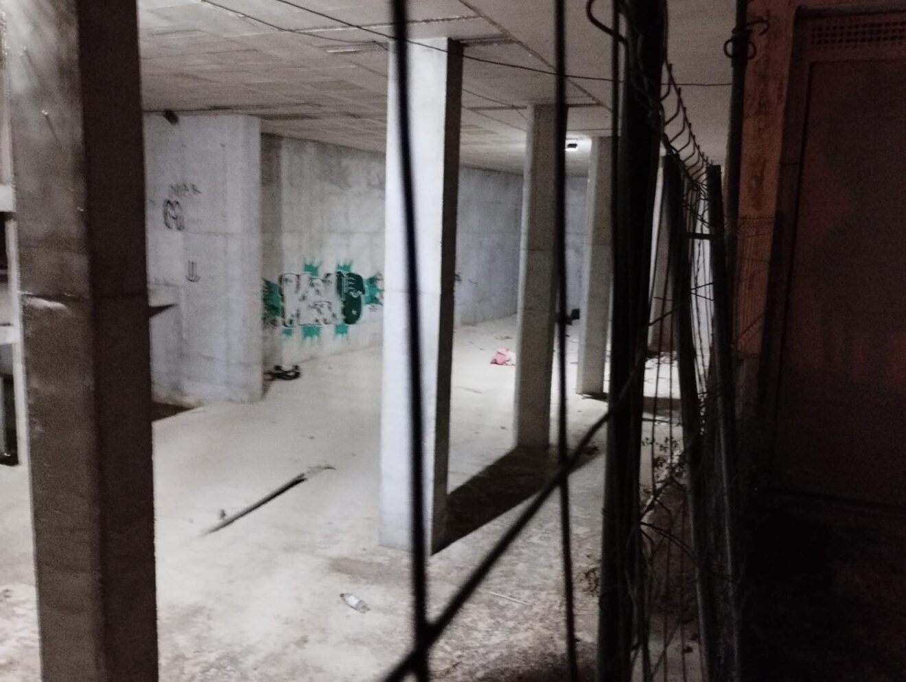 Luz en el interior de la abandonada obra del auditorio de Xàbia