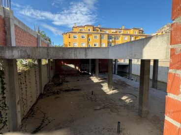 Vecinos de la zona alertan de personas sin techo viviendo en la abandonada obra del auditorio de Xàbia