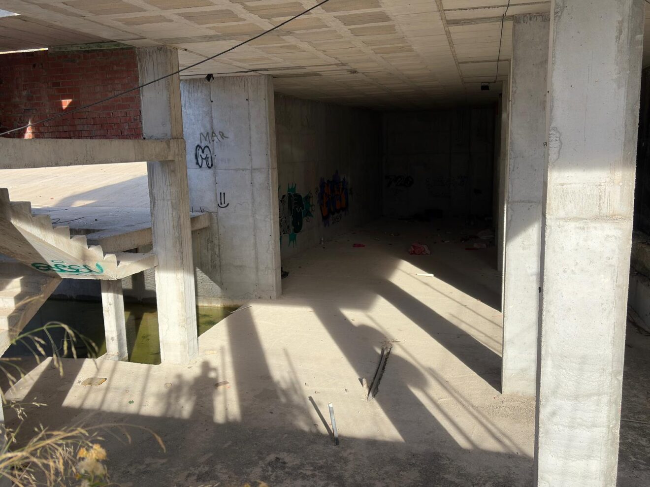 Personas sin techo viven en las obras abandonadas del auditorio de Xàbia