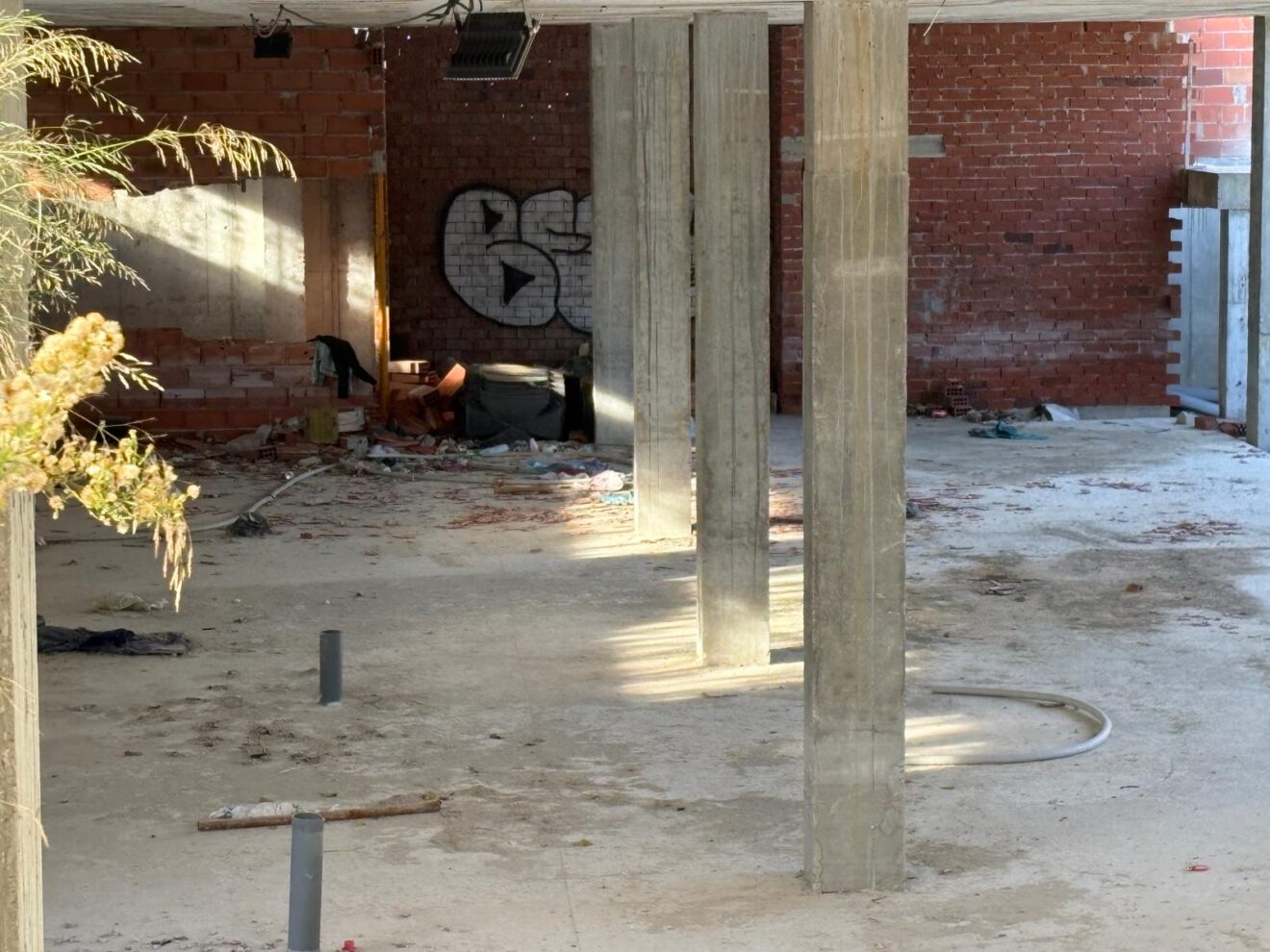 Personas sin techo viven en las obras abandonadas del auditorio de Xàbia