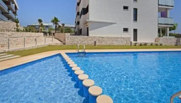Piscina comunitaria y entorno familiar en complejo moderno