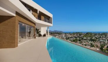 Piscina en línea con el horizonte y el salón principal