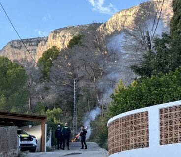 Policía Local en el incendio de la falda del Montgó de Xàbia | Foto App Incendios Forestales