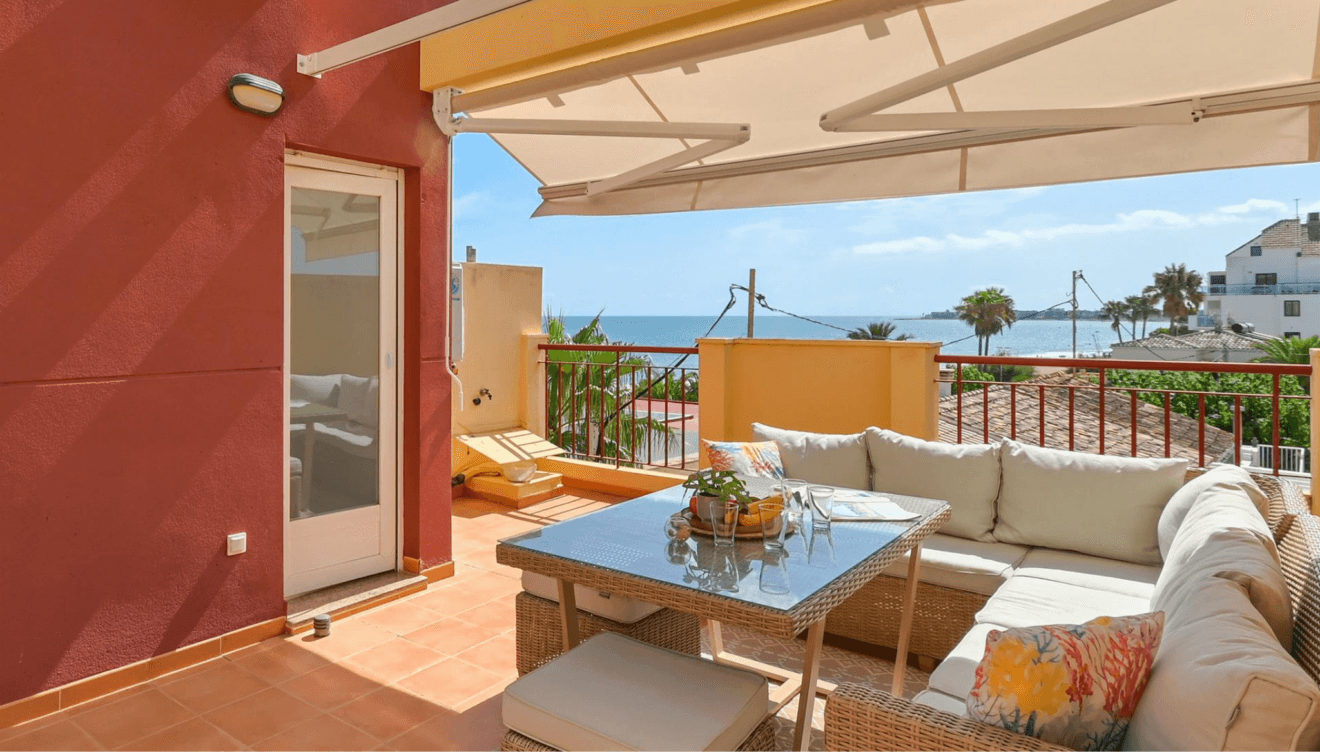 Relájate con vistas al Mediterráneo desde la terraza privada de Casa Denimar
