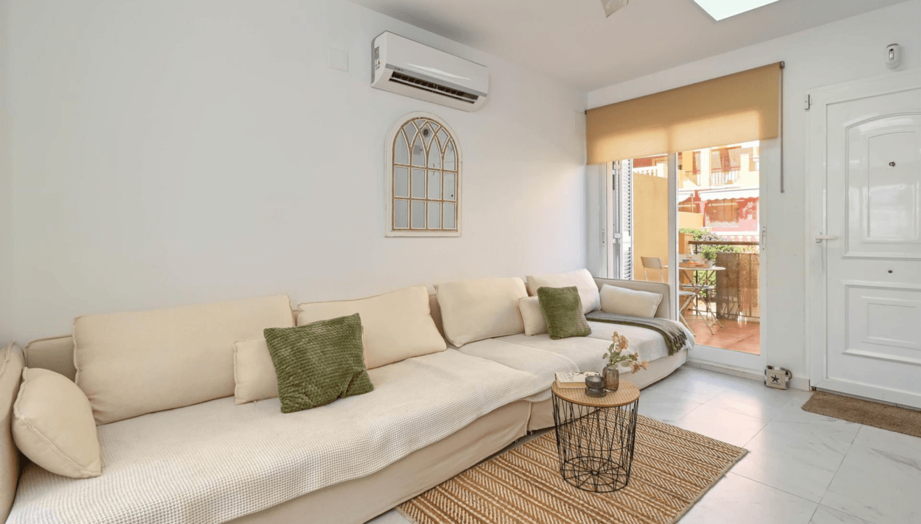 Sala de estar luminosa y acogedora en Casa Denimar Dénia