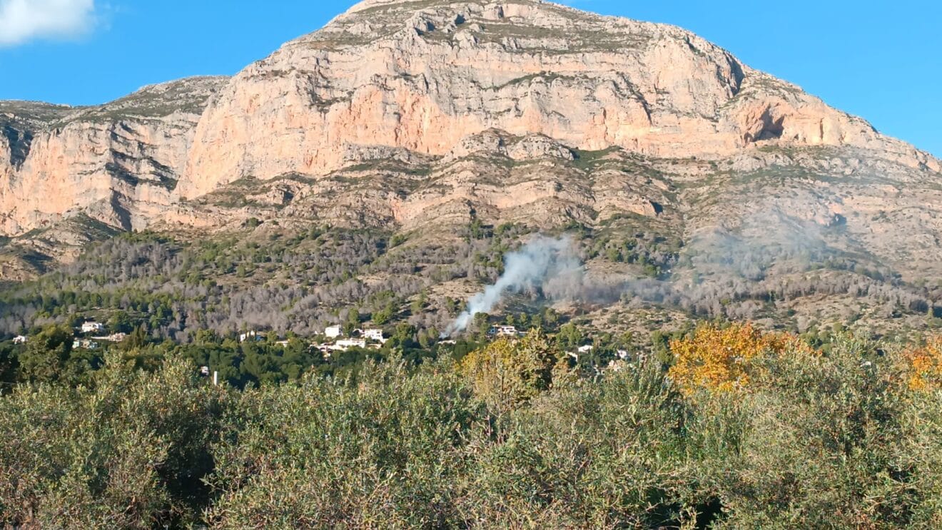 Se declara un incendio en la falda del Montgó en Xàbia