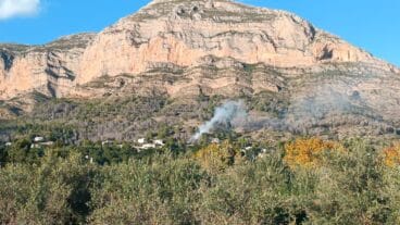 Se declara un incendio en la falda del Montgó en Xàbia