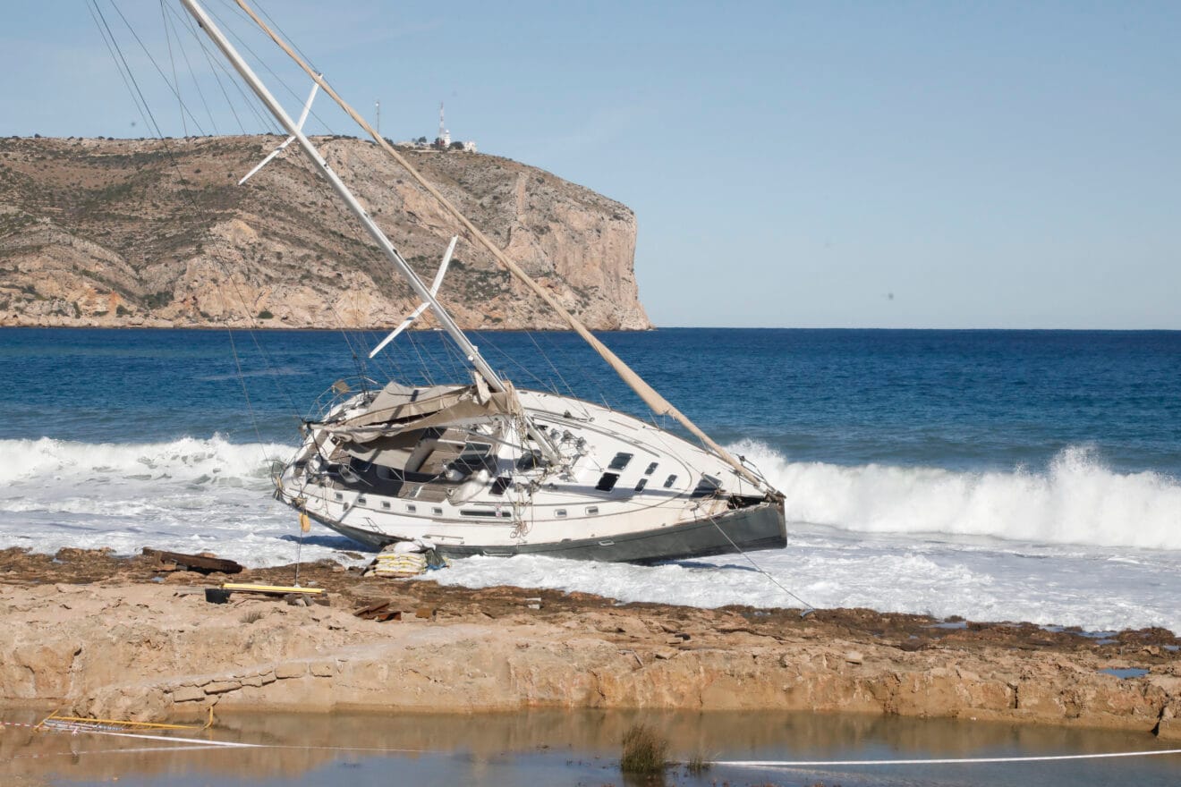 Las olas golpean sobre el velero encallado en Xàbia