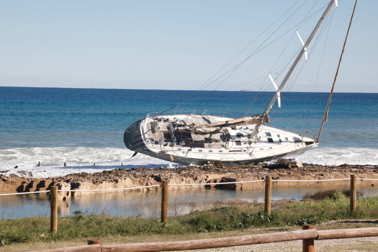 El temporal retrasa los trabajos para reflotar el velero encallado en el Primer Montañar de Xàbia