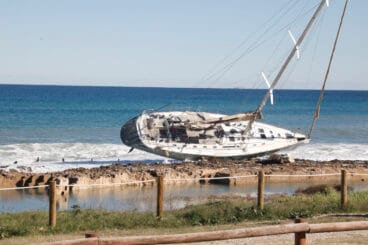 El temporal retrasa los trabajos para reflotar el velero encallado en el Primer Montañar de Xàbia