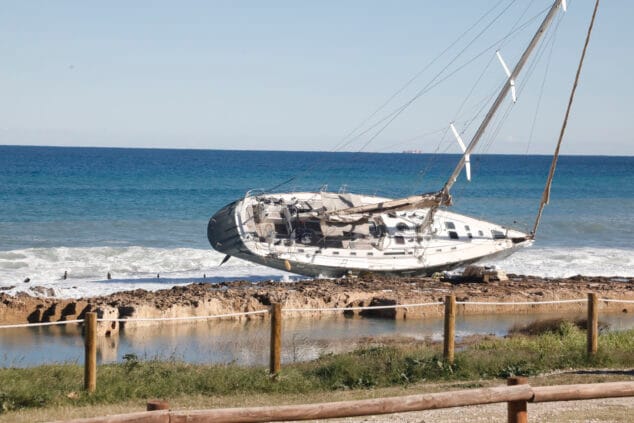 Imagen: El temporal retrasa los trabajos para reflotar el velero encallado en el Primer Montañar de Xàbia