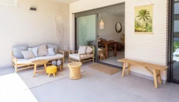 Terraza con zona lounge y acceso a jardín privado