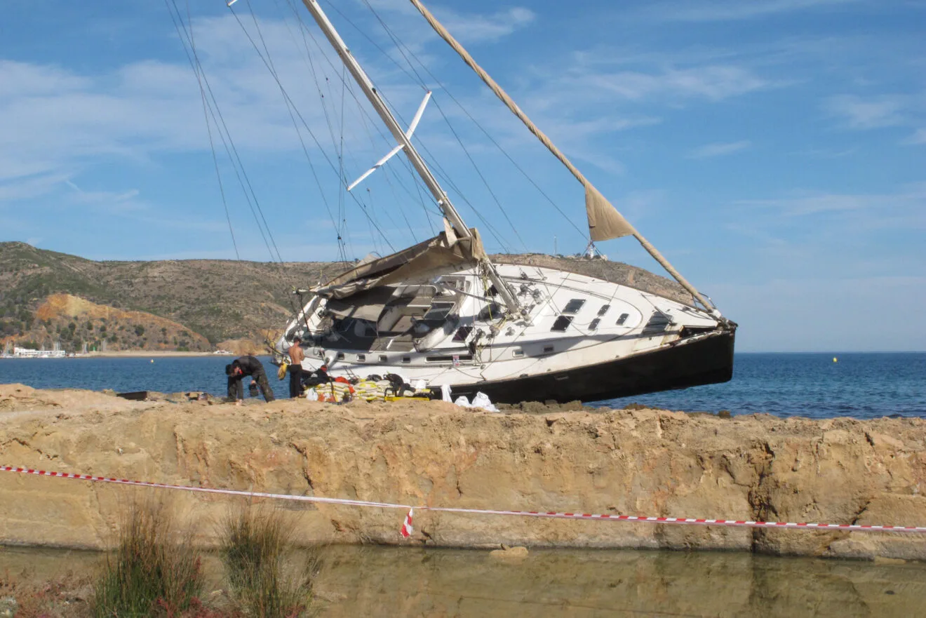 Trabajan en el reflote del velero encallado en Xàbia (10)