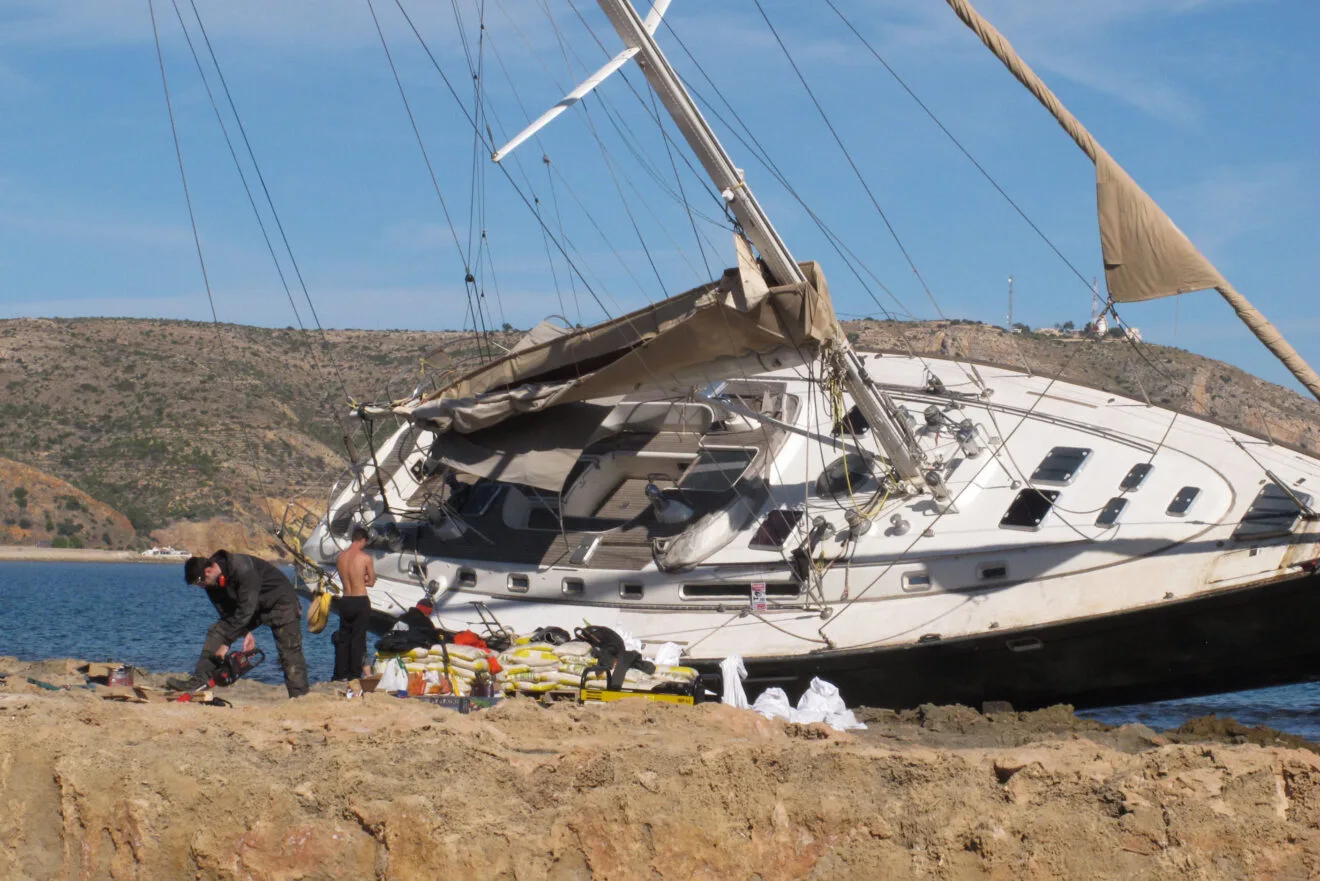 Trabajan en el reflote del velero encallado en Xàbia