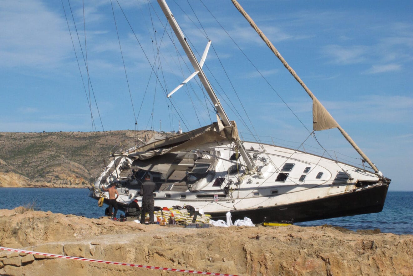 Trabajan en el reflote del velero encallado en Xàbia (12)