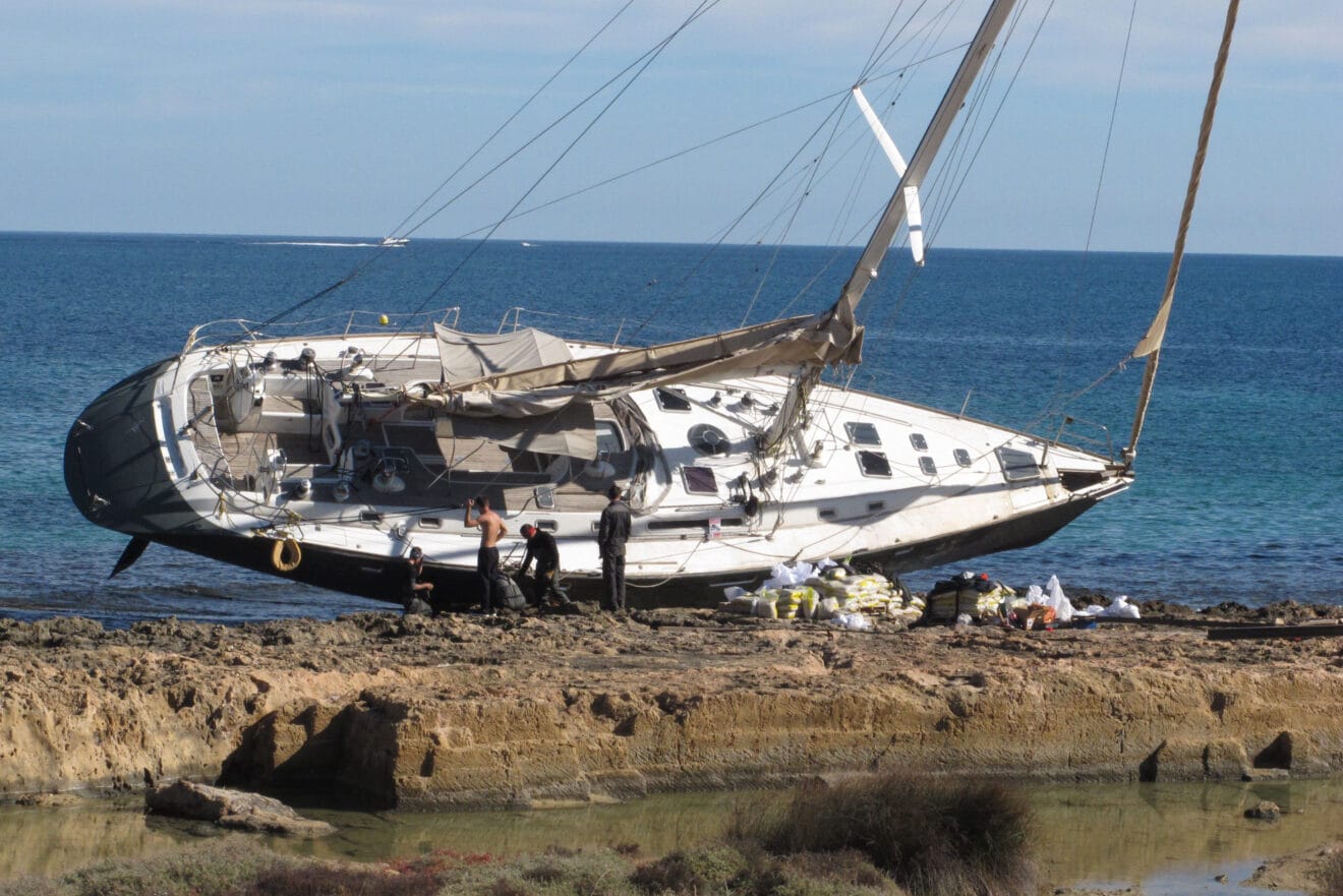 Trabajan en el reflote del velero encallado en Xàbia (2)