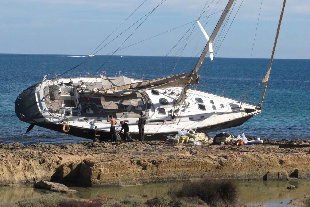 Trabajan en el reflote del velero encallado en Xàbia (2)