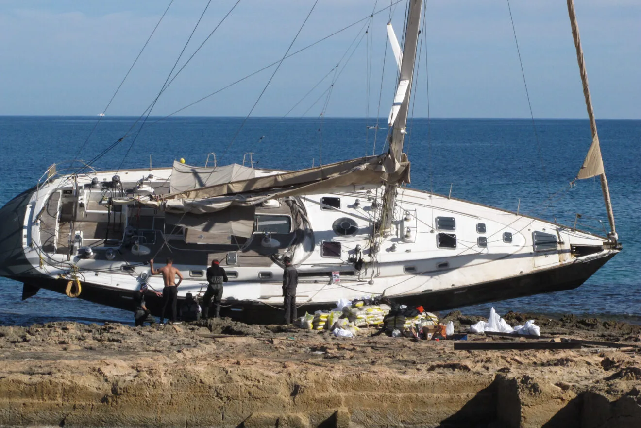 Trabajan en el reflote del velero encallado en Xàbia (3)