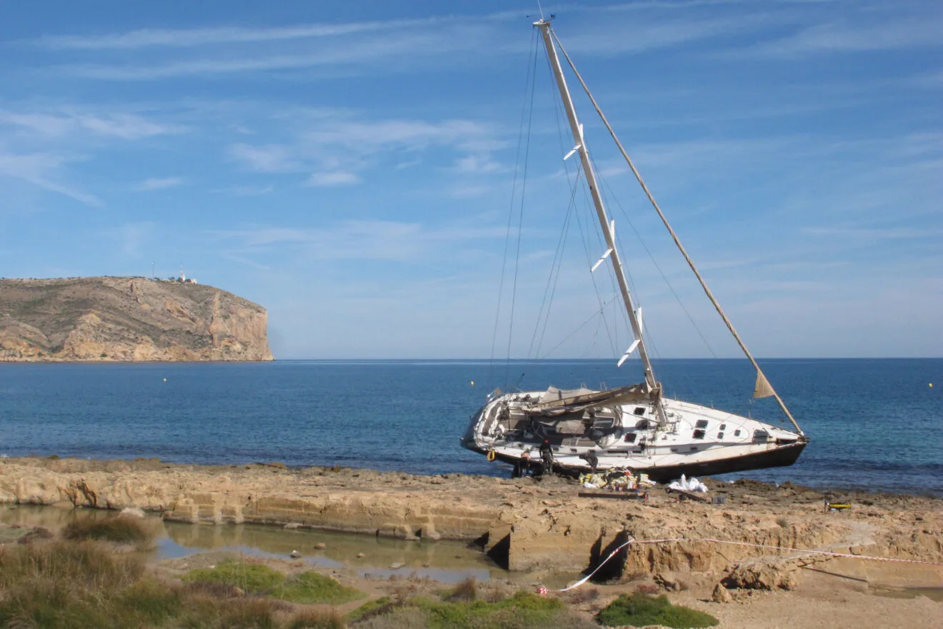 Trabajan en el reflote del velero encallado en Xàbia